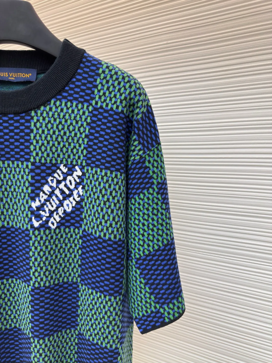 LOUIS VUITTON checkerboard woolen short sleeves ●Authentic product: Purchased and developed by 9850 ●Item number: 1680123-A35 ●Fabric: combed cotton yarn ●Technology: Woolen ●Version: Fitted version ●Size: XS-S-M-L ●Description: 100% fully combed cotton yarn is used, and the fabric pieces are woven using a Stoll 14-needle ultra-fine machine imported from Germany worth 47W. It is woven at a parallel and even speed with reference to the original single-sided partial net bottom hanging wool structure. Each piece takes 270 minutes to weave. During weaving, 16 sand spits are used to alternately knit back and forth. The number of knitting rows on a single piece of front clothing is as high as 6352. The newly woven garment has a lot of knots. It requires pure manual thread picking and knot head inspection. Only after random inspection can seam picking and washing be carried out. The overall wiring is straight and delicate. The fabric is comfortable and soft, and the color is consistent with no color difference. It can be matched with the same style to create a fashionable look, and can be used in various occasions. Customized accessories, complete with three standards, the same style for men and women!